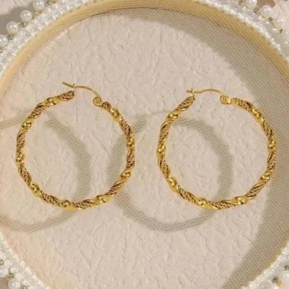NEW 18K GOLD TWISTED CIRCLE HOOP EARRINGS, WONDERFUL EARRINGS, WOW EARRINGS. - Picture 4 of 6